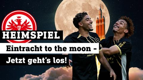 Die beiden Eintracht-Profis Omar Marmoush (li.) und Hugo Ekitiké stehen vor einer Rakete, die zum Mond fliegt (Collage). Links das Eintracht-Logo, rechts Text: Eintracht to the moon - Jetzt geht's los! 